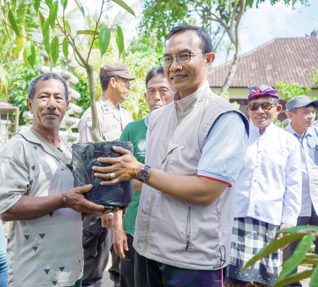 DORONG PEMANFAATAN LAHAN TEGALAN, BADUNG SEBAR BIBIT TANAMAN PRODUKTIF